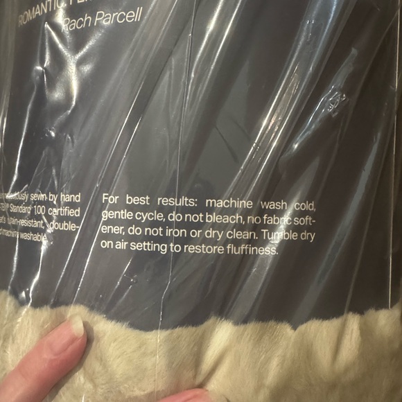 Lola Blankets/Plush Faux Fur Blanket/Throw/Size L/Tan/Cream/NEW! SEALED/NIB! - Picture 7 of 16